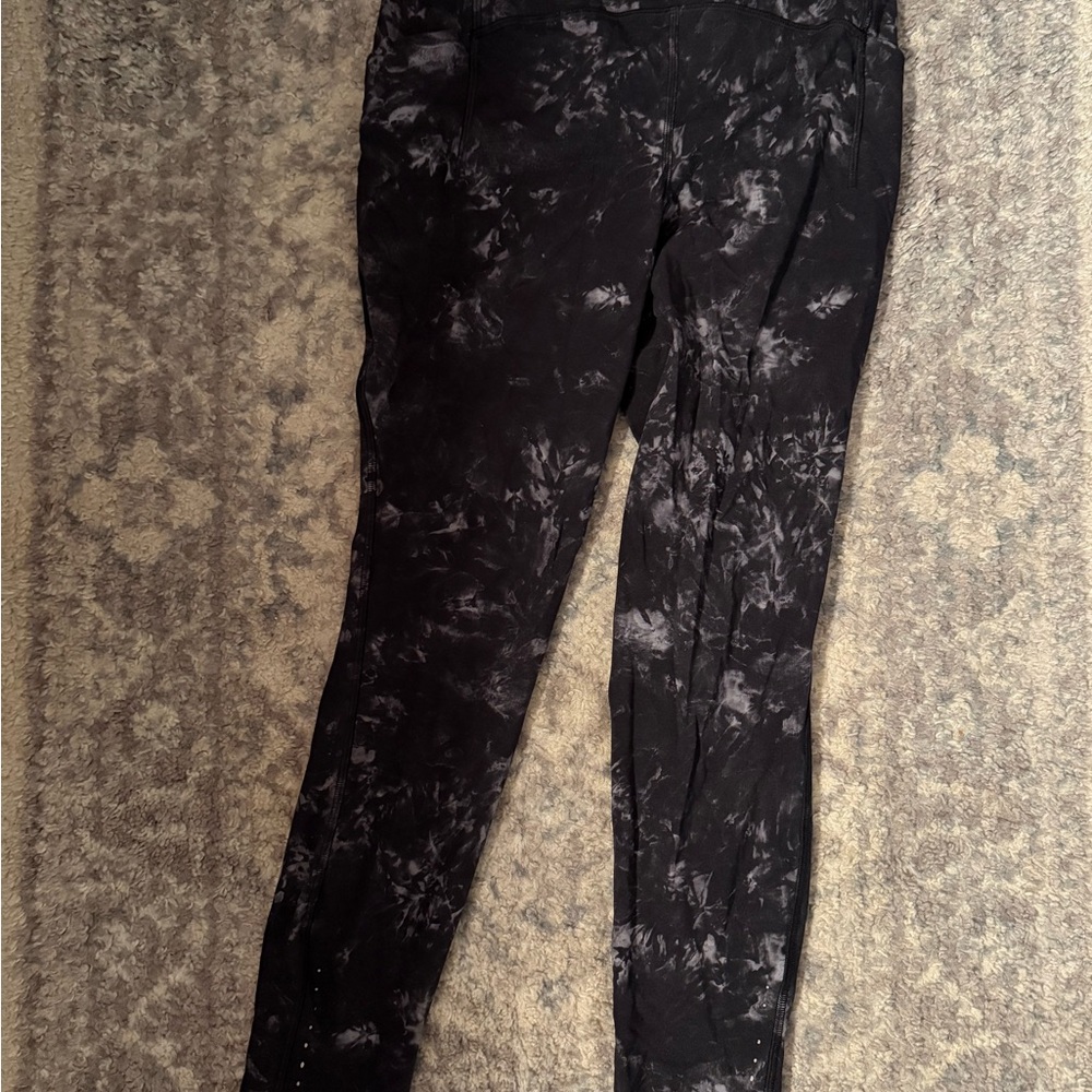 Lululemon Athletica Charcoal and Black Patterned Leggings w/ pockets